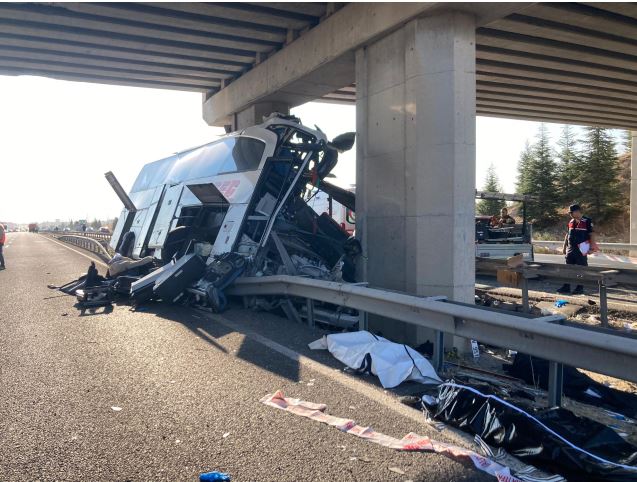 aksident i tmerrshem ne ankara autobusi perplaset me shtyllen e betonit 9 te vdekur e 26 te plagosur