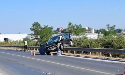 aksidenti i frikshem perplasen dy makina ne aksin fushe kruje thumane mjeti perfundon mbi mbrojtesen metalike