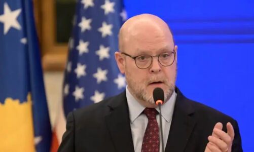 Ambasadori Hovenier: QUINT-i dhe NATO-ja s’e mbështesin hapjen e urës së Ibrit! Çfarë u diskutua në takimin me Albin Kurtin