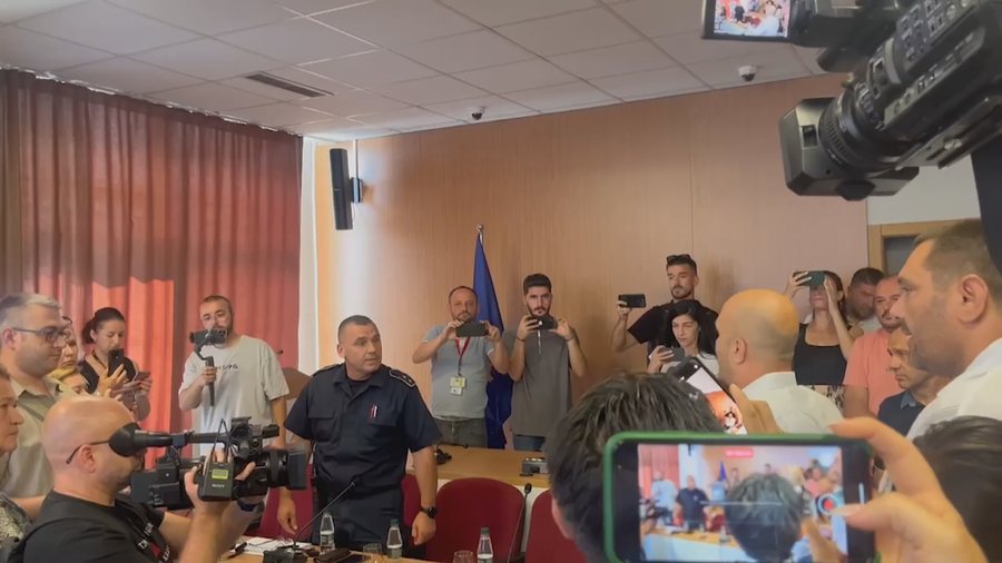 donin te me sulmonin serbet e veriut debatojne ashper me zv komandantin e policise se veriut