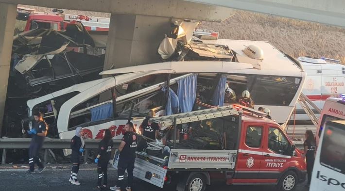 e rende ne turqi autobusi perplaset me shtyllen e betonit 9 te vdekur dhe mbi 20 te lenduar