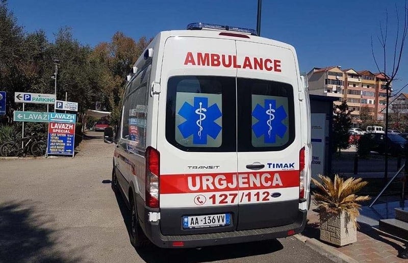 E rëndë/ Po lëviznin me biçikletë, përplasen nga automjeti dy fëmijë, një prej tyre ndërron jetë në spital