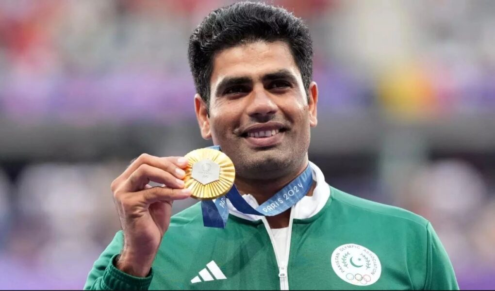 fitoi medaljen e pare te arte per vendin e tij ne pakistan e presin si hero