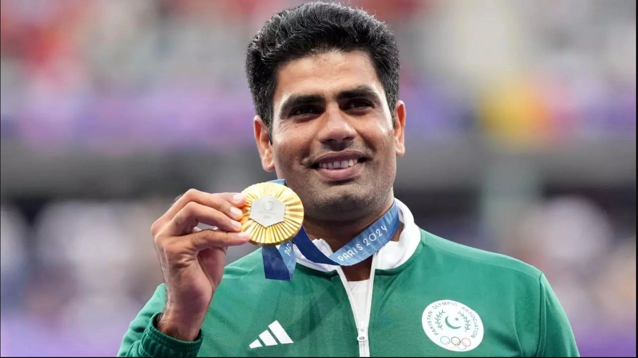 fitoi medaljen e pare te arte per vendin e tij ne pakistan e presin si hero