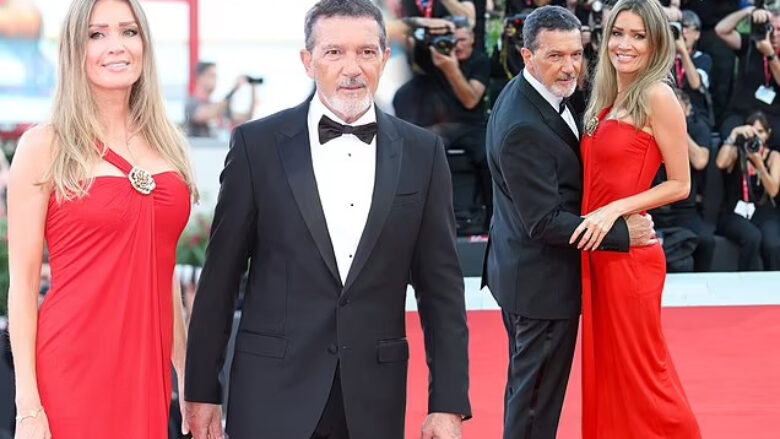 FOTO/ Aktori 64-vjeçar Antonio Banderas shfqet elegant dhe në top formë, shoqërohet nga partnerja e tij në Festivalin e Filmit në Venecia