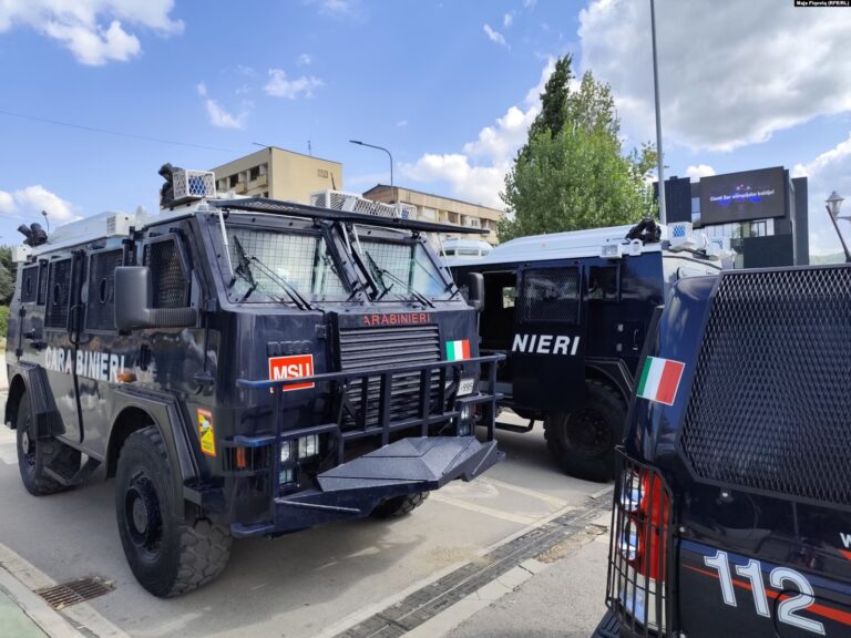 FOTO/ KFOR-i blindon Urën e Ibrit, vendosen automjete dhe kordon ushtarësh. Ç’po ndodh në Veri të Kosovës?