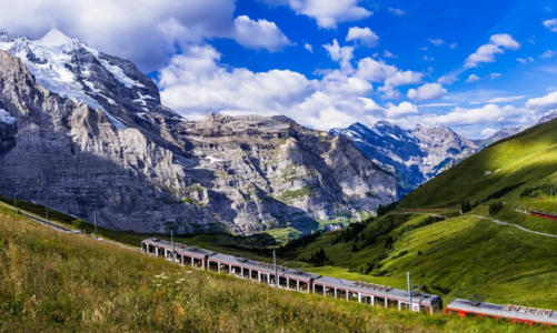 foto nje tren luksoz i teknologjise se larte udhetimi unik neper peizazhe mahnitese