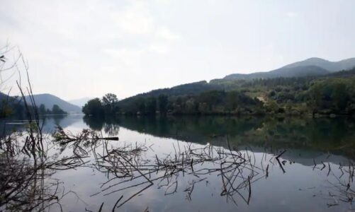 fundoset nje anije me emigrante ne lumin drina ende ne kerkim edhe 7 persona