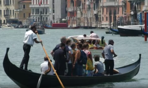 gjoba per turistet qe qendrojne ne ura ose shkalle venecia percakton rregullat e reja per vizitoret