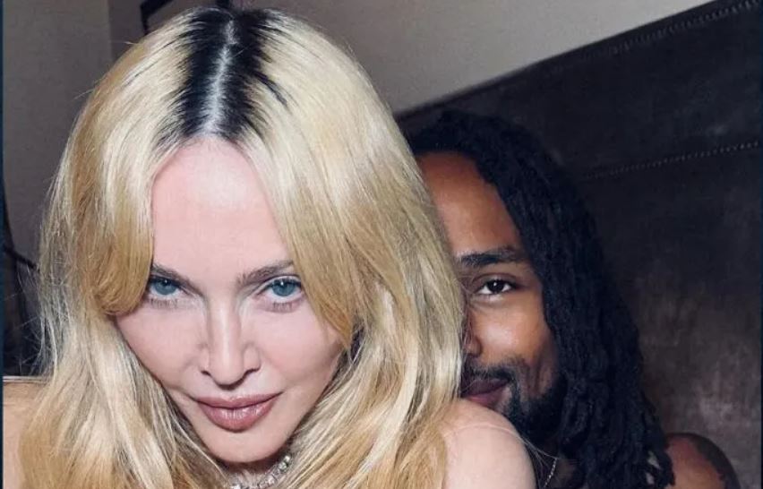 Madonna pozon topless në shtrat me një burrë të panjohur