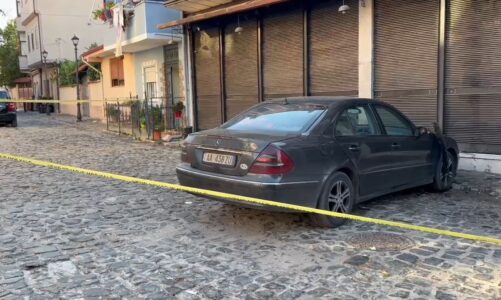 merr flake mjeti i parkuar ne korce zjarrfikesja dhe policia drejt vendngjarjes