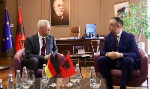 ministri hoxha pret ambasadorin gjerman ne tirane mbeshtetje per ministrine e brendshme hetime dhe operacione te perbashketa