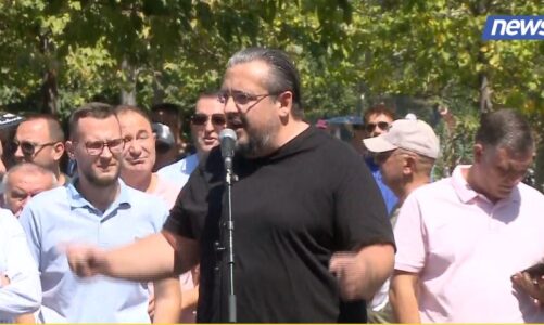 nis protesta para bashkise se tiranes teliti shqiptaret do rezistojne deri ne largimin e kryebashkiakut bashkia tju kthehet qytetareve