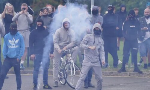 nje lajmi i rreme dhe trazirat ne britanine madhe si nisi vala e protestave te dhunshme