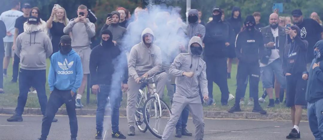 nje lajmi i rreme dhe trazirat ne britanine madhe si nisi vala e protestave te dhunshme