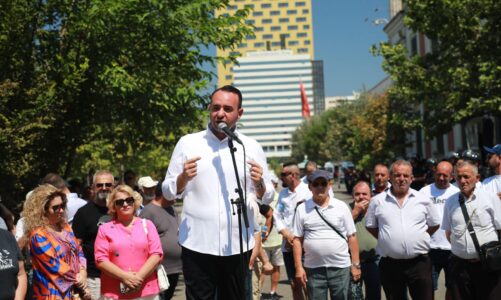 opozita proteste te bashkia e tiranes balliu ky vend nuk ka asnje rruge tjeter pervec ndryshimit