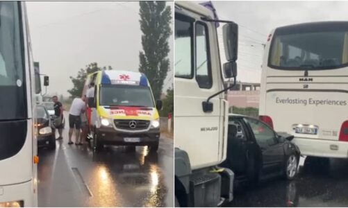 pamje aksident ne aksin shkoder lezhe shoferi tentoi te parakalonte por makina godet autobusin dhe perplaset nga nje kamion