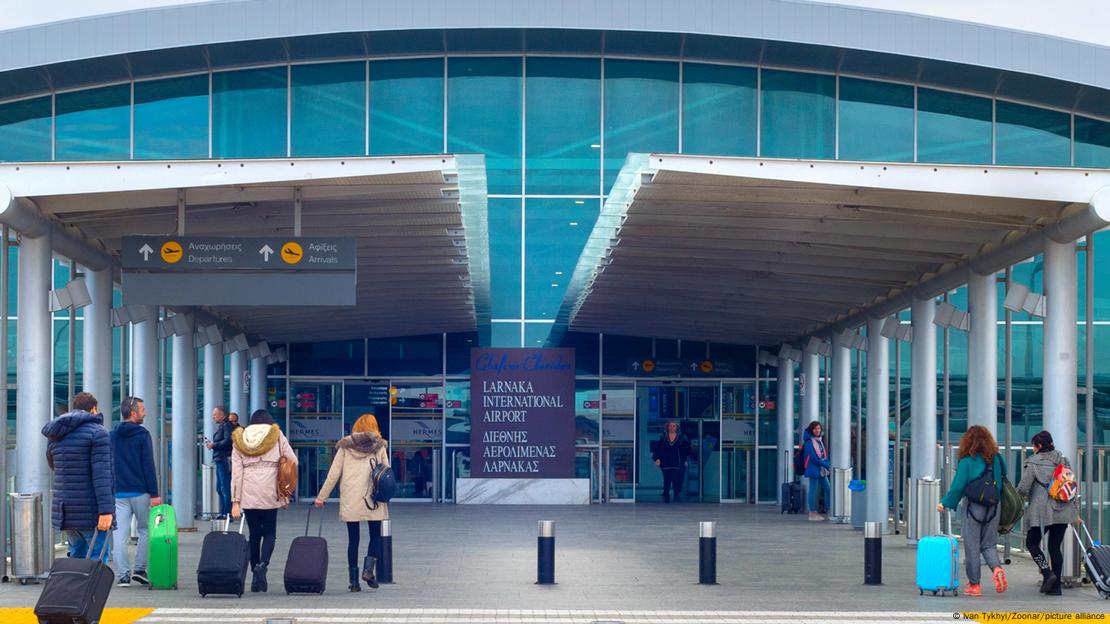 Aeroporti Larnaka, Qipro, njerëz duke hyrë në aeroport