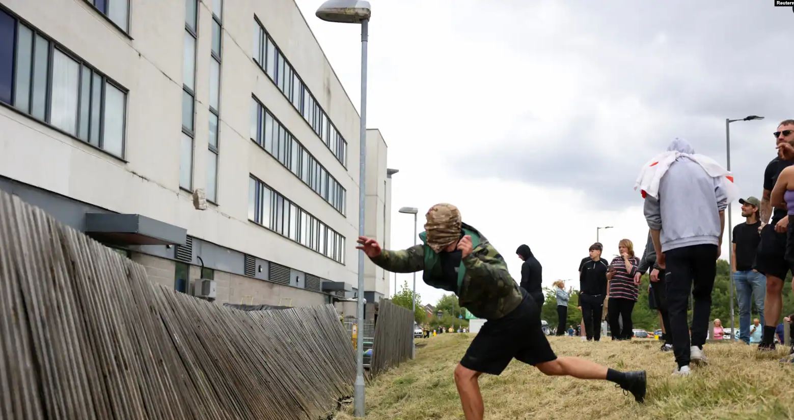 Policia britanike përgatitet për protesta të reja antimyslimane