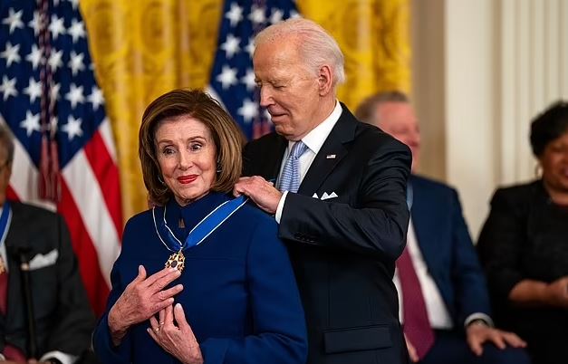 prapaskenat hiqni dore tani ose si nancy pelosi detyroi joe biden te terhiqej nga gara per president me nje telefonate dhe ultimatumi qe shkaterroi 50 vjet miqesi