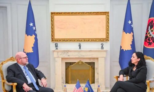 Presidentja Vjosa Osmani takim me ambasadorin amerikan në Kosovë, bisedojnë për zgjedhjet e reja