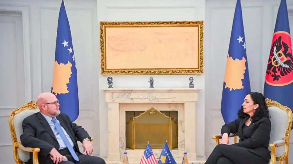 presidentja vjosa osmani takim me ambasadorin amerikan ne kosove bisedojne per zgjedhjet e reja