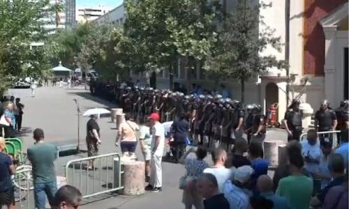 protesta e 19 para bashkise tirane veliaj ne zyre policia gardh para godines