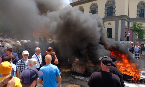 protesta e opozites para bashkise policia njofton bllokimin e disa segmenteve rrugore ja apeli per qytetaret