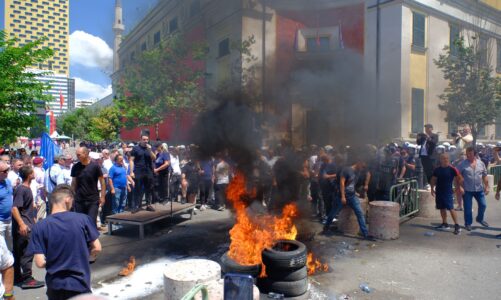 protesta para bashkise tirane policia me plan masash ja rruget ku bllokohet qarkullimi