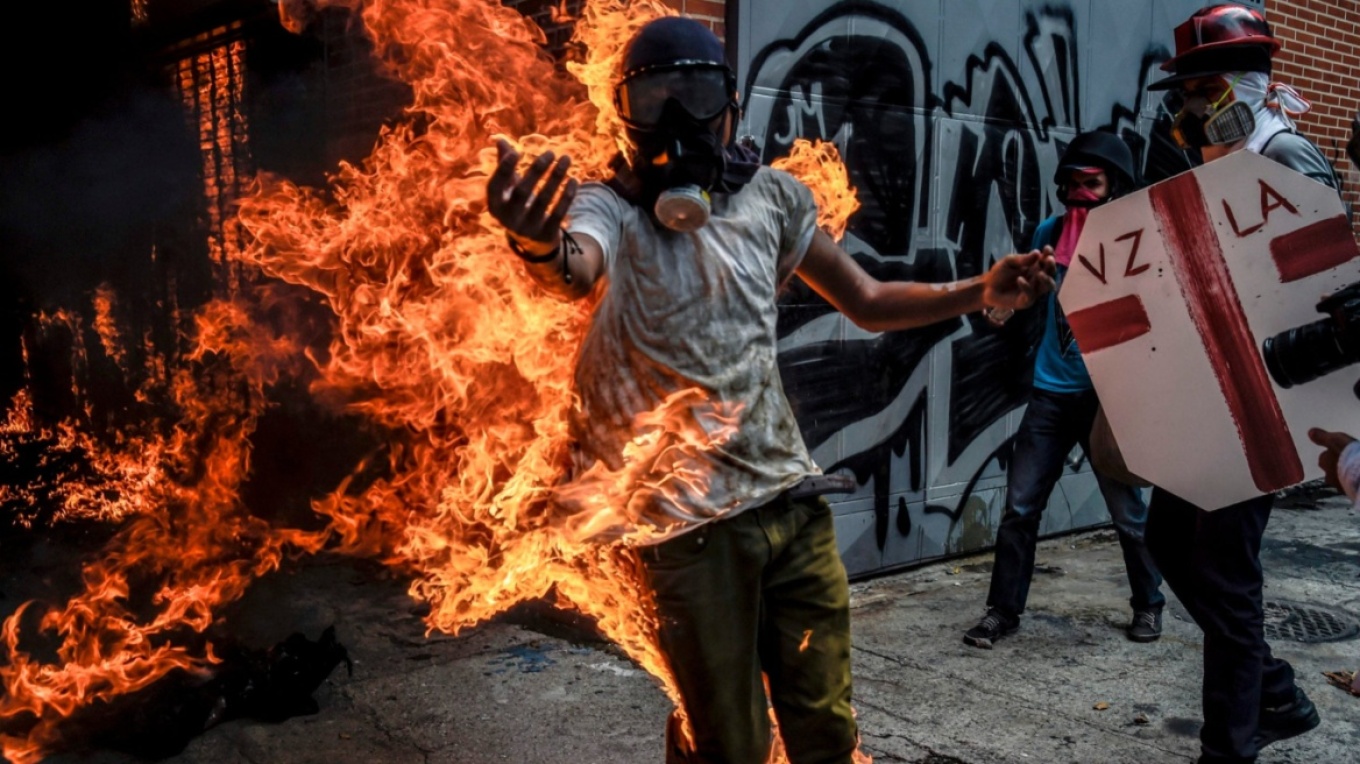 Protestat e dhunshme kundër rizgjedhjes së Maduros si president, thellohet bilanci i viktimave në Venezuelë, 24 të vrarë