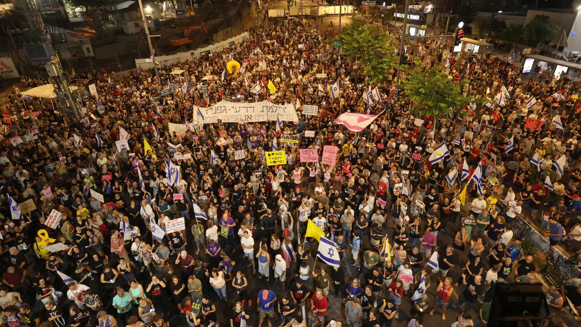 Protestat kundër Netanyahut shpërthejnë në Izrael për marrëveshjen e vonuar të pengjeve