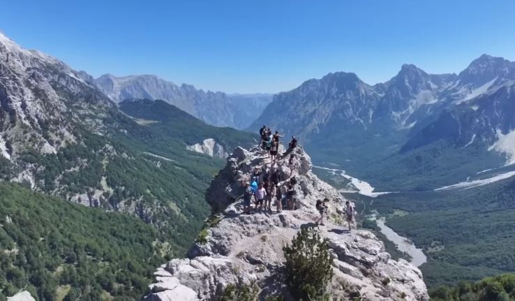 rama nxjerr videon nga qafa e valbones turistet pervec diellit mbi detin zgjedhin edhe freskine e maleve