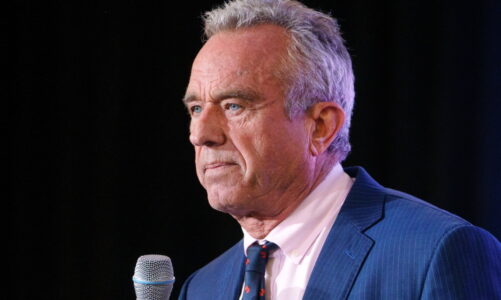 robert f kennedy jr terhiqet nga gara presidenciale ne arizona kerkon nje marreveshje me trump