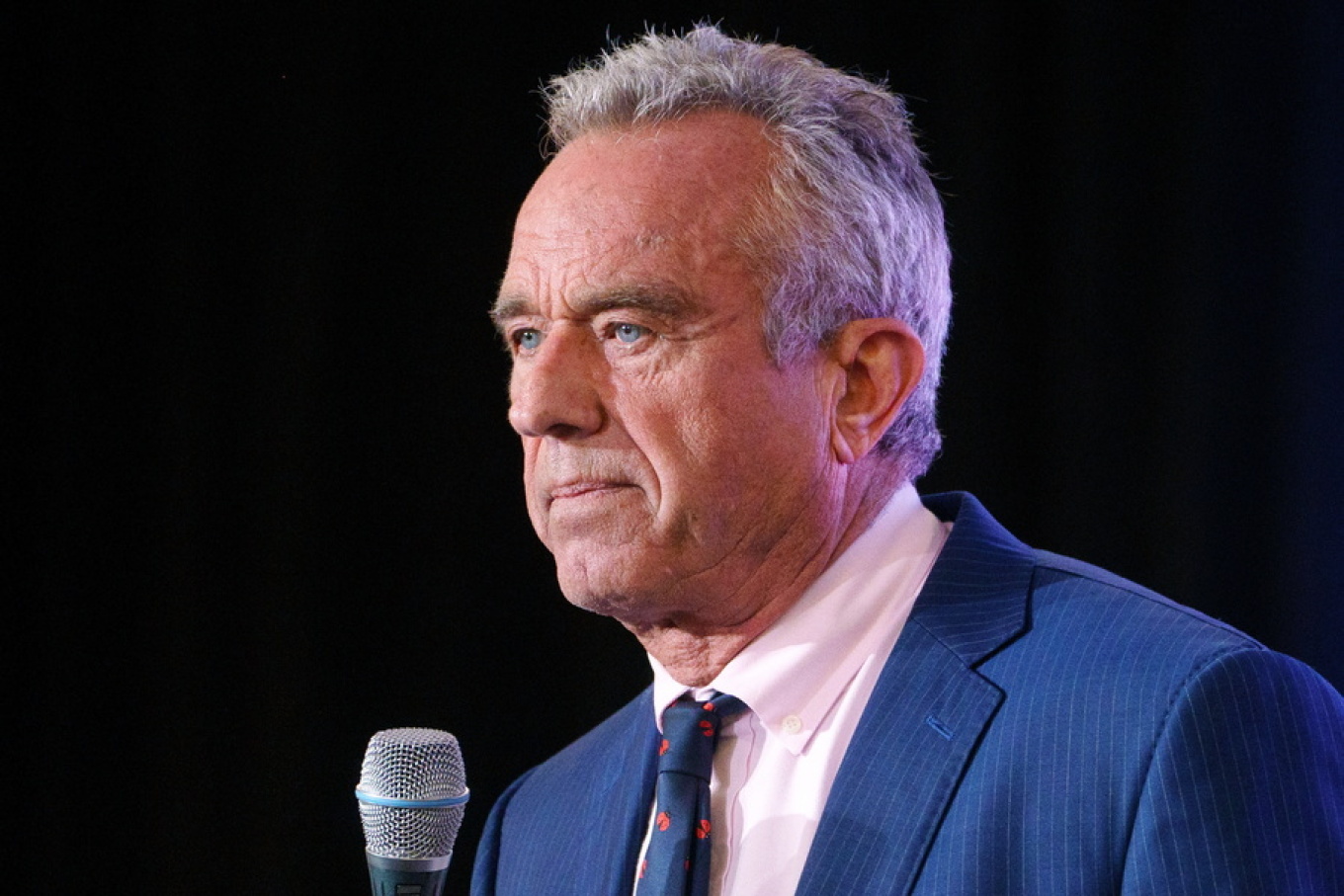 robert f kennedy jr terhiqet nga gara presidenciale ne arizona kerkon nje marreveshje me trump