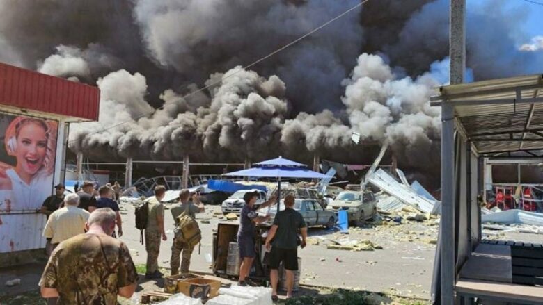 Rusët bombardojnë një supermarket në Donetsk, raportohet për viktima