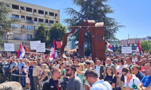 Serbët protestojnë në Mitrovicë të Veriut kundër hapjes së urës mbi Ibër