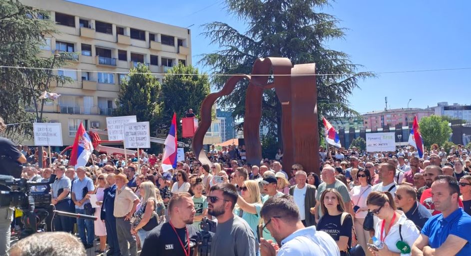 serbet protestojne ne mitrovice te veriut kunder hapjes se ures mbi iber