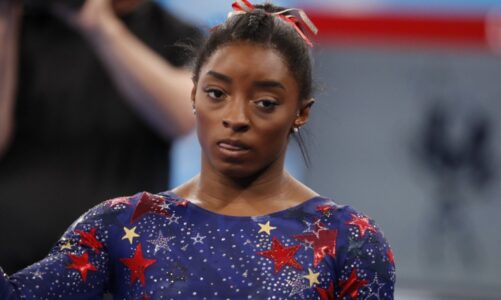 simone biles e merzitur qe i thane te paguante 26 mije dollare per shampanje si mund te me tallnin keshtu