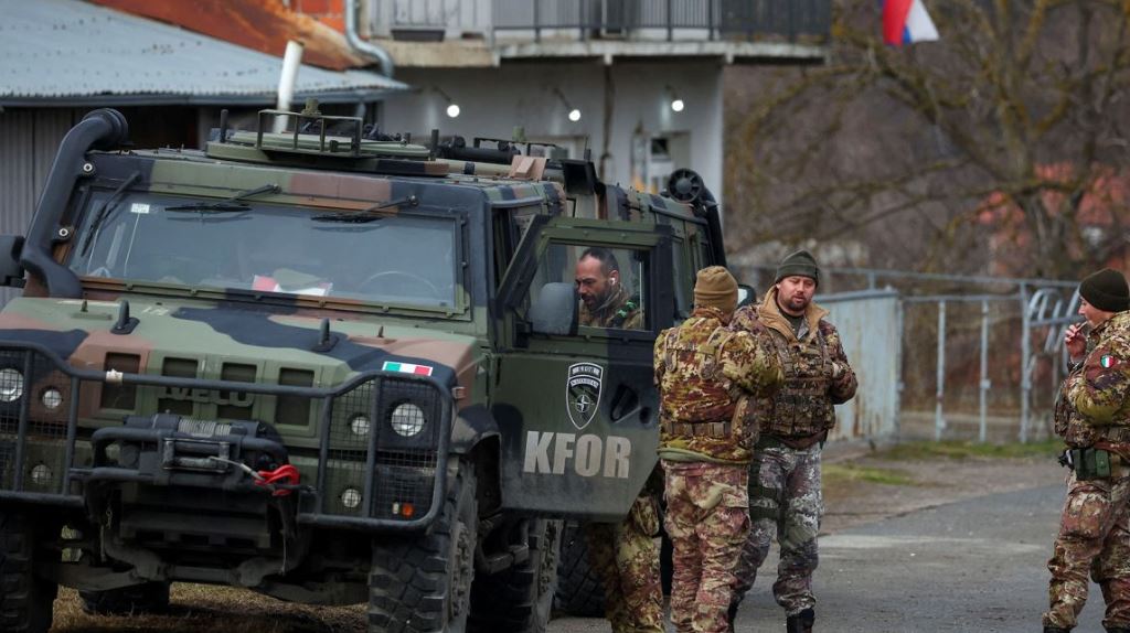 trupat e kfor it patrulluan gjate protestes ne veri