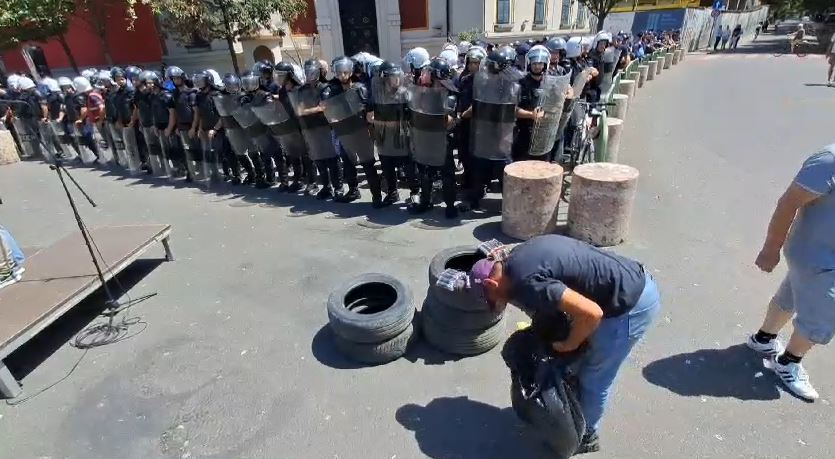 tubimi i opozites para bashkise policia publikon planin e masave rruget qe do te bllokohen dhe apeli per qytetaret