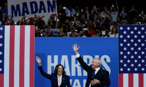 u zgjodh kandidat per nenpresident kamala harris dhe tim walz shfaqen ne fushate per here te pare se bashku