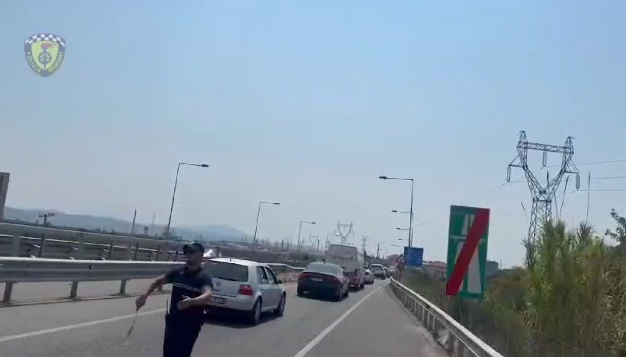 video radha e makinave ne hyrje te elbasanit reagon policia ka ngadalesim te levizjes se mjeteve kemi shtuar patrullat policore per menaxhimin e trafikut