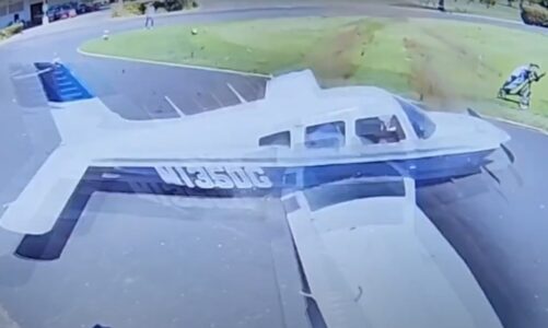 video shba aeroplani i vogel ben ulje urgjente ne fushen e golfit lojtari shpeton ne minuten e fundit