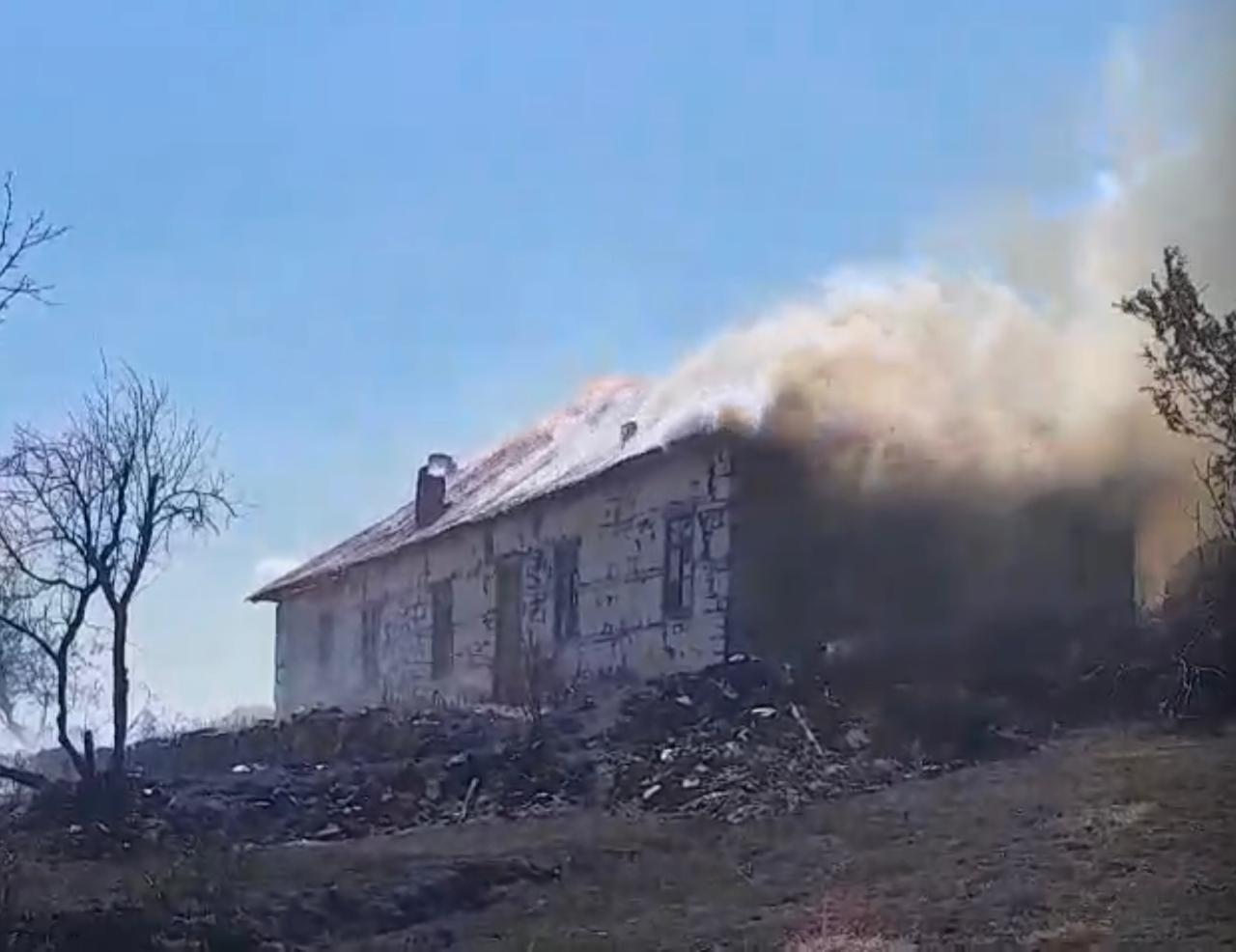 zjarri shkrumbon masivin pyjor ne fshatin bardhaj te rrajces digjen edhe dy shtepi te vjetra