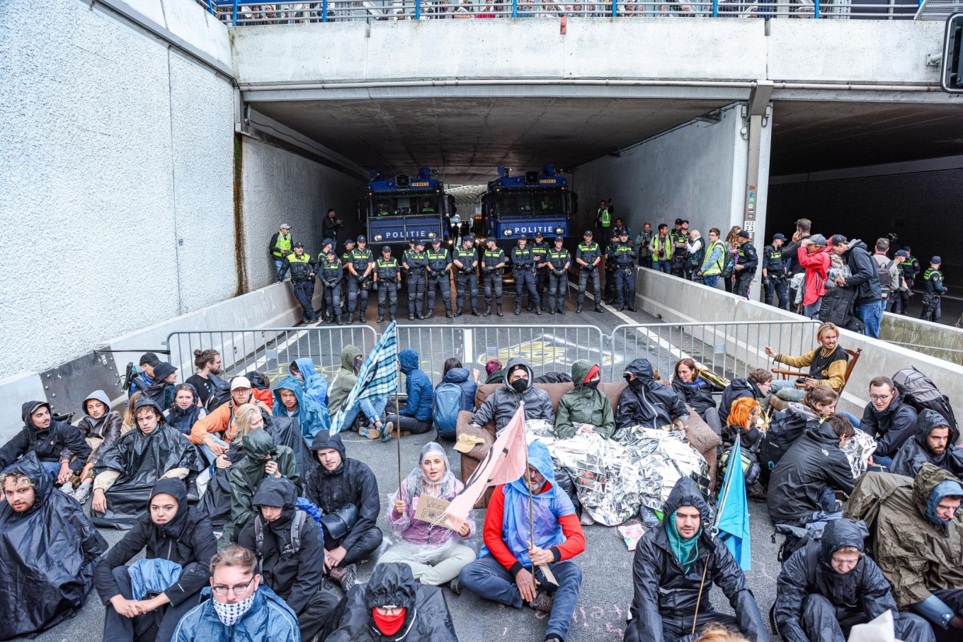 aktivistet e klimes protesta kunder subvencioneve per lendet djegese fosile ne holande bllokojne autostraden qe te con ne hage