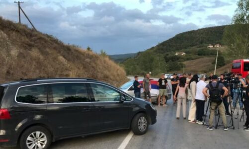 cfare po ndodh ne kufirin e kosoves me serbine bllokohet rruga ne merdar nje grupim serbesh mblidhet ne