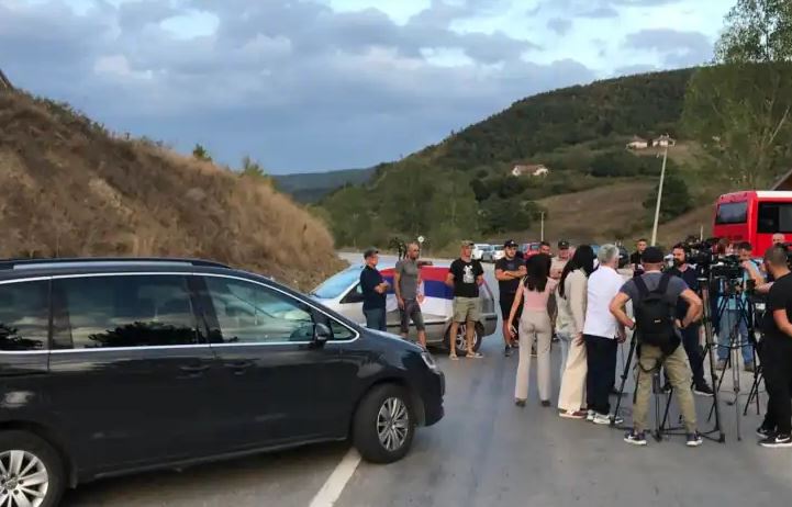 cfare po ndodh ne kufirin mes kosoves dhe serbise dy automjete dhe disa persona bllokojne rrugen ne merdar dhe jarinje pritet qe