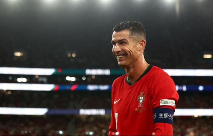 cristiano ronaldo thyen nje tjeter rekord por jo ne boten e futbollit behet personi i pare ne histori qe