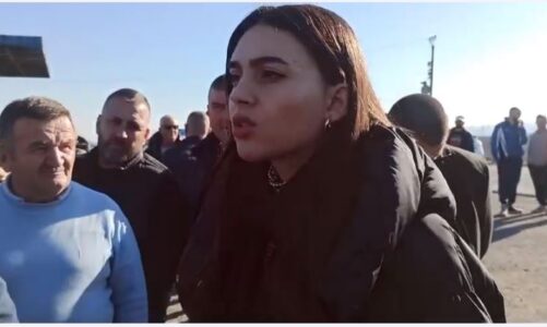 deputetja ulliri ne protesten e banoreve te krujes levizja e lire e drejte kushtetuese e qytetareve