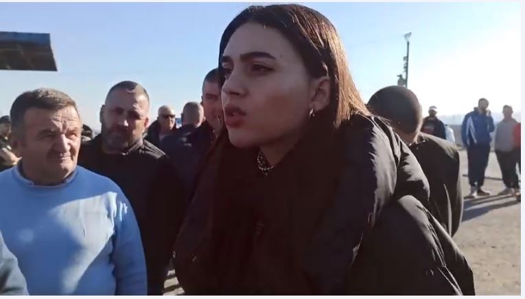 deputetja ulliri ne protesten e banoreve te krujes levizja e lire e drejte kushtetuese e qytetareve